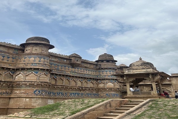 noida to gwalior cabs